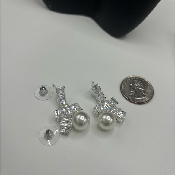 Elegant Silver Crystal Hoop Earrings with Pearl Drop - Picture 5 of 5